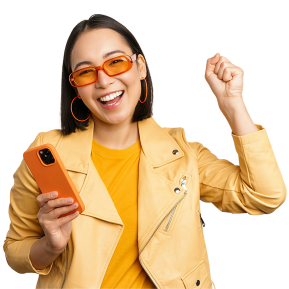 Cliente comemorando com celular